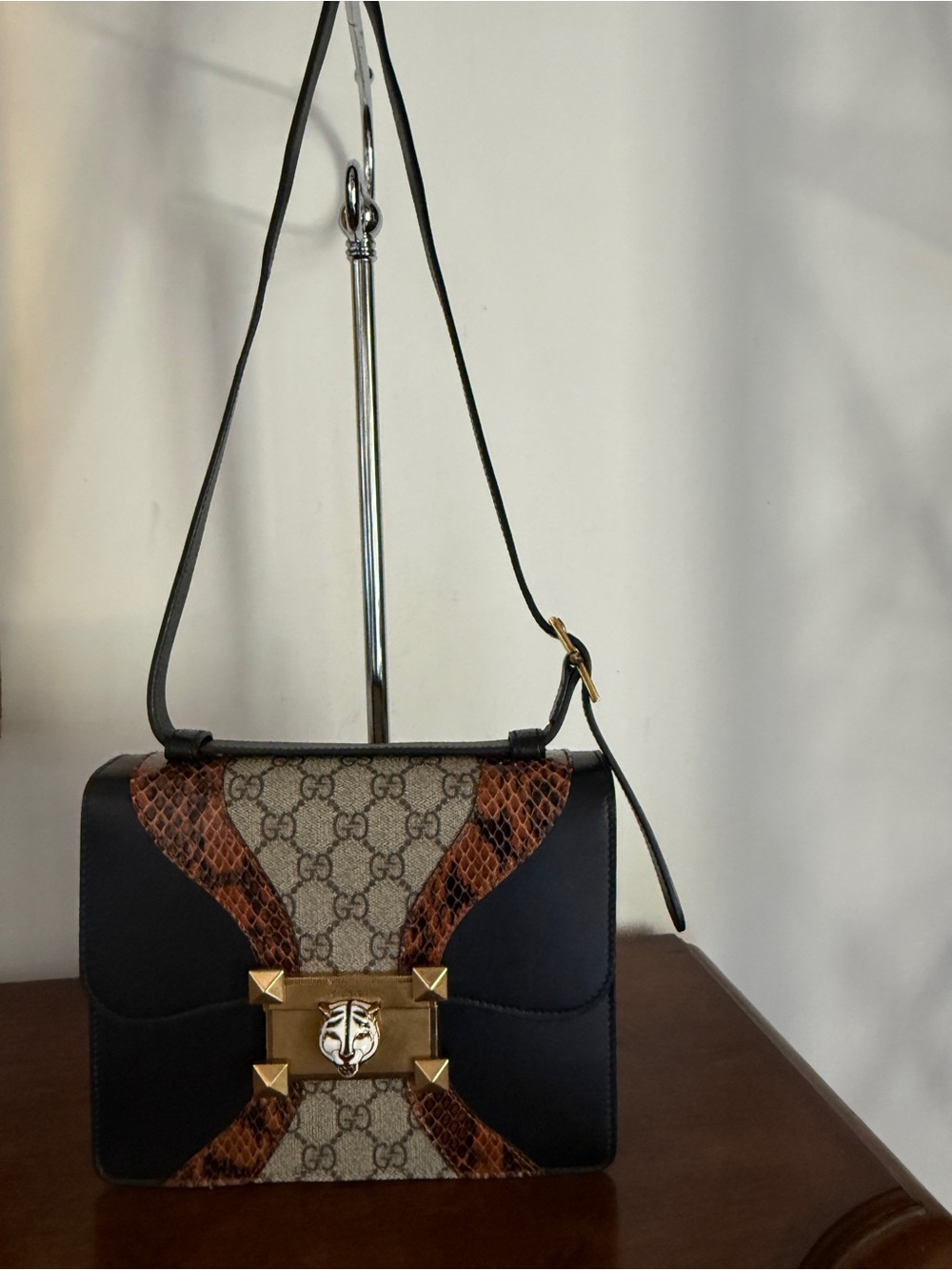 Gucci Osiride Black Leather & beige monogram crossbody, beautiful!